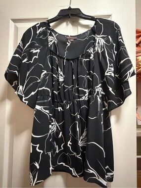NWOT BOLD elements Black & White Floral Flutter-Sleeve Blouse